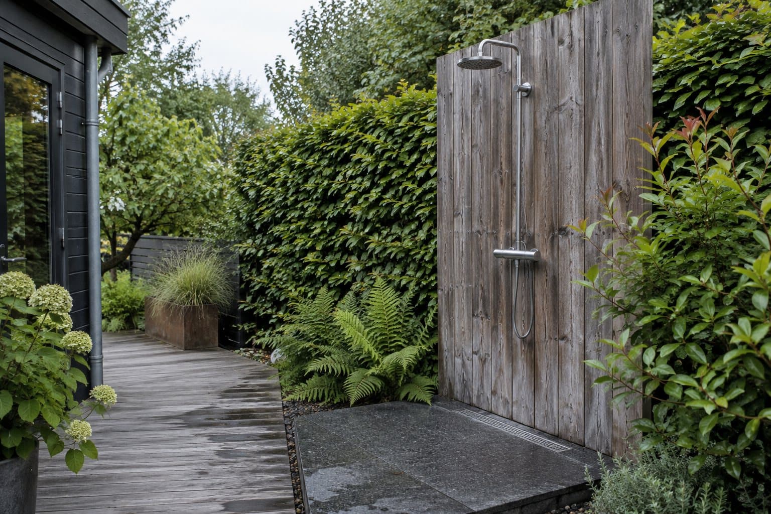 Douche extérieure réalisée par MBA Sanit, seconde vue